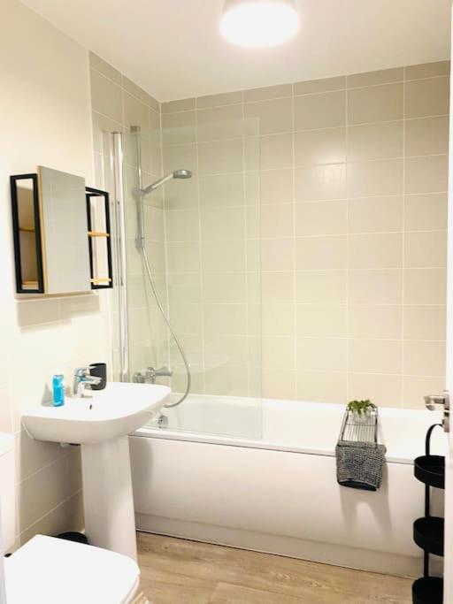 Stylish 3 Bed Semi Trentham On Trent Holiday home *