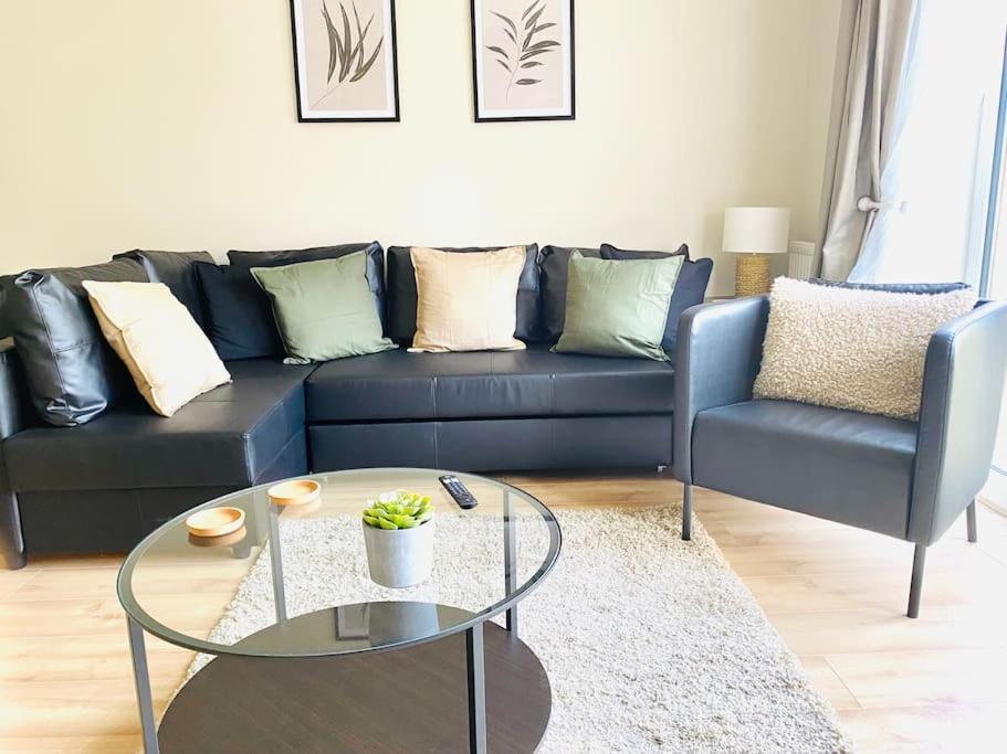Stylish 3 Bed Semi Trentham On Trent Holiday home *